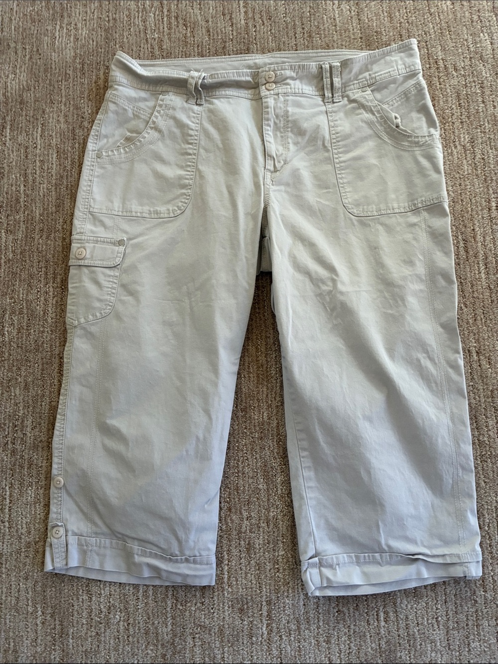 Light Sand Women's Roll-Cuff Cargo Capri’s Size 16 Gloria Vanderbilt